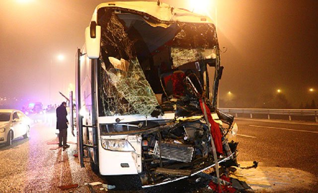 Ankara'da yolcu otobüsü, otomobil ve TIR'a çarptı: 9 yaralı