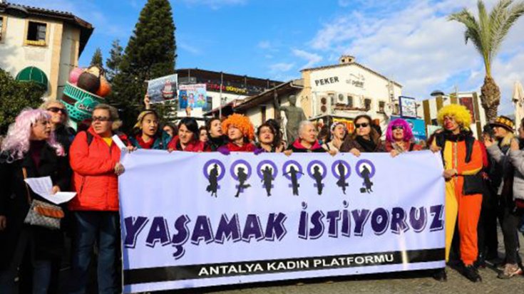 Antalya'da da kadınların Las Tesis protestosuna polis engeli