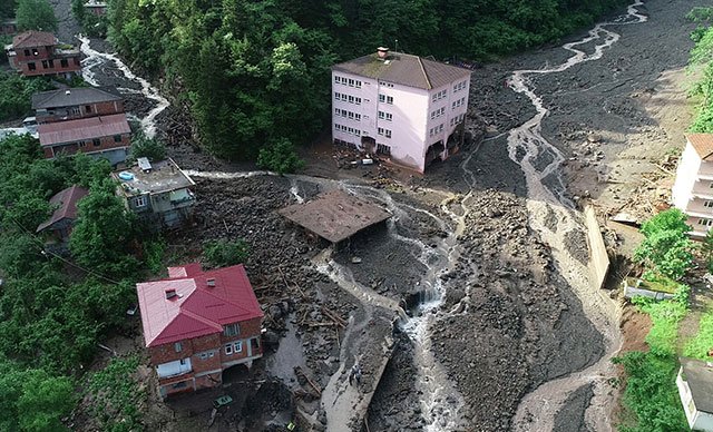 Araklı'daki sel felaketinde 11 bina yıkıldı, 14'ü de ağır hasar gördü