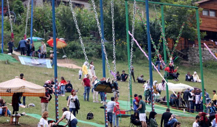 Ayder Yaylası’ndaki salıncaklar kaldırılmaya başlandı