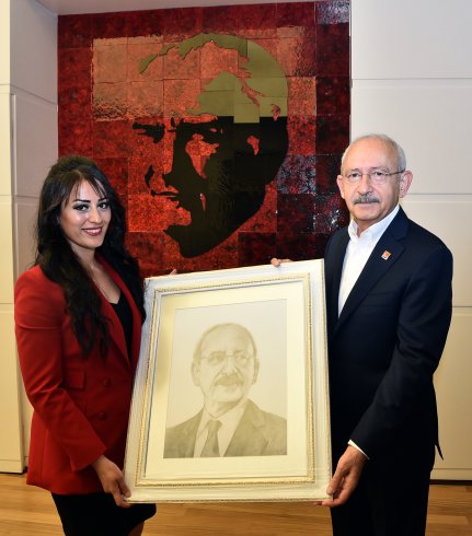 Ayşe öğretmen, Kılıçdaroğlu'nu ziyaret etti, karakalem tablo hediye etti