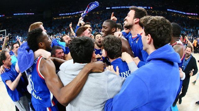 Barcelona'yı yenerek Final Four’a yükselen Anadolu Efes, Fenerbahçe'nin rakibi oldu