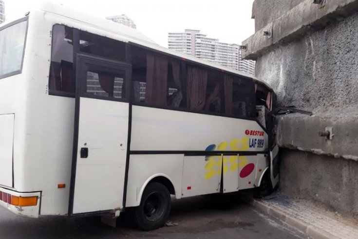 Başakşehir'de işçi servisi duvara çarptı: 6 yaralı
