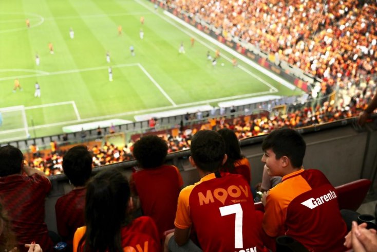 Başakşehirli çocuklar derbiyi Galatasaray'ın İBB'ye tahsis ettiği locadan izledi