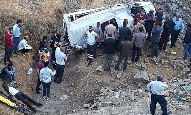 Batman'da işçileri taşıyan minibüs devrildi: 1 ölü, 10 yaralı