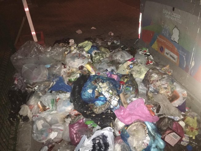 Beylikdüzü Belediye Başkanı Çalık: Yeni provokasyon ile karşı karşıyayız; çöp konteynerleri boş, çöpleri yere atıyorlar