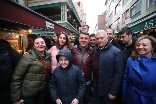 Binali Yıldırım'dan Kadıköy'de bira içenlere: Afiyet olsun gençler