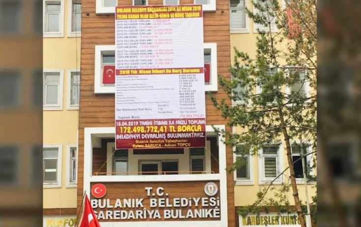 Bulanık'ta kaymakam, belediyenin 'borç bilgilendirme' pankartını indirtti