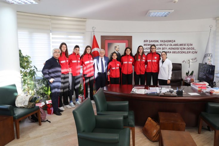 Burhaniye Belediyespor Bayan Basketbol Takımı'ndan Ali Kemal Deveciler’e tebrik ziyareti