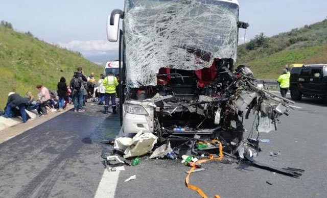 Bursa'da yolcu otobüsü, demir yüklü kamyona çarptı: 2'si ağır 20 yaralı