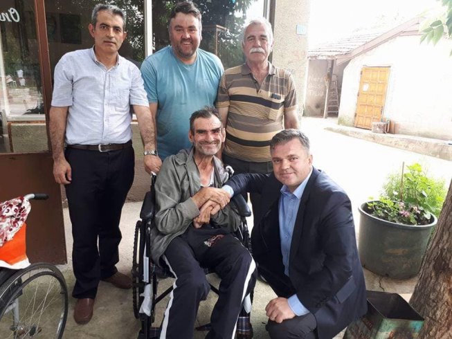 Büyükmandıra Belediyesi'nden ihtiyaç sahibi engellilere tekerlekli sandalye yardımı