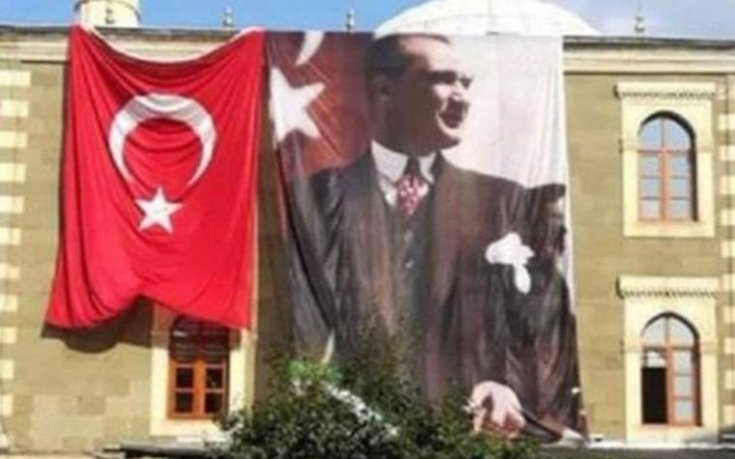 Camiye asılan Türk ve Atatürk bayrağını çaldılar