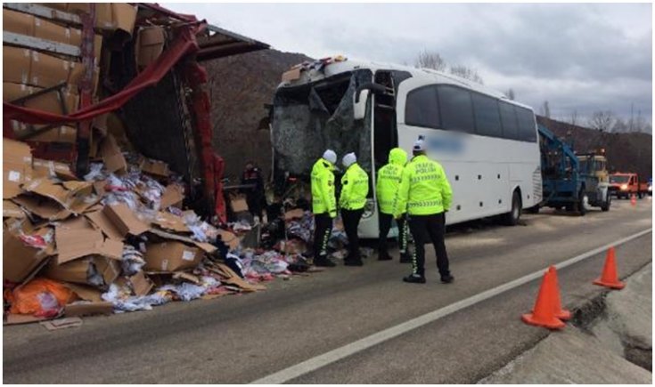 Çankırı'da otobüs TIR'a çarptı: 31 yaralı var