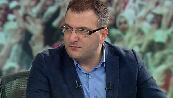 Cem Küçük: Bizim taraf medyası yaptığı gülünç kara propaganda yöntemleriyle Ekrem İmamoğlu'nun ekmeğine yağ sürüyor