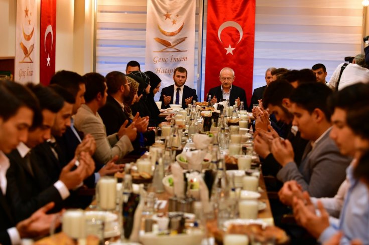 CHP Lideri Kılıçdaroğlu, Genç İmam Hatipliler Derneği üyeleriyle iftarda bir araya geldi