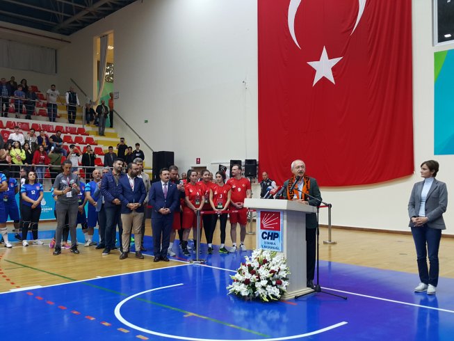 CHP Lideri Kılıçdaroğlu, İstanbul il başkanlığının düzenlediği İlçe Örgütleri Voleybol Turnuvası'nın final maçını izledi
