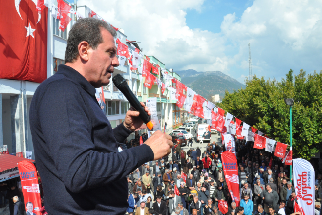 CHP Mersin Büyükşehir adayı Vahap Seçer: Mersin varlık içinde yokluk çekiyor