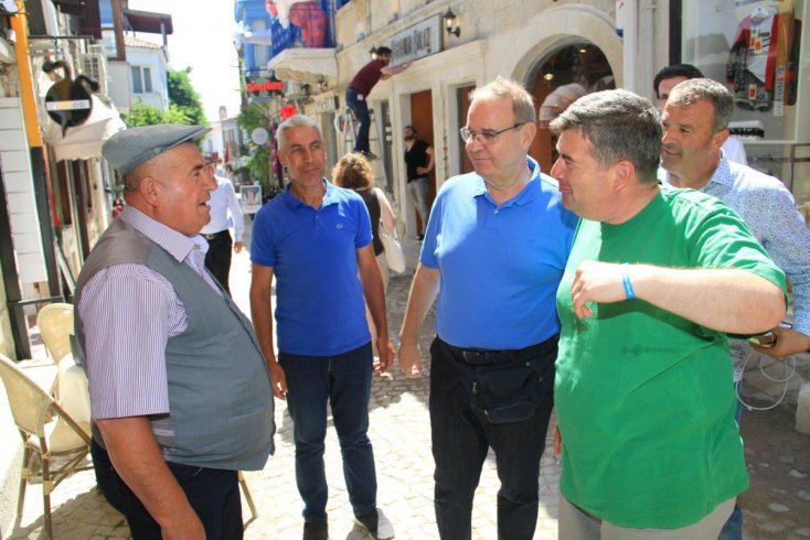 CHP Sözcücü Öztrak ve Çeşme Belediye Başkanı Oran'dan Alaçatı’da esnaf ziyareti