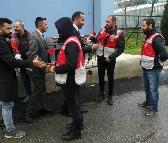 CHP’den seçim nöbeti tutan polislere karanfil