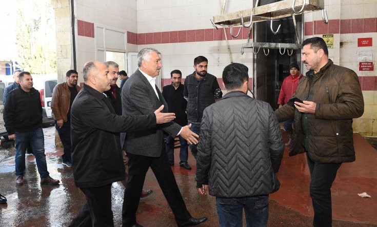 CHP'nin Adana adayı Zeydan Karalar mezbahane çalışanlarıyla buluştu