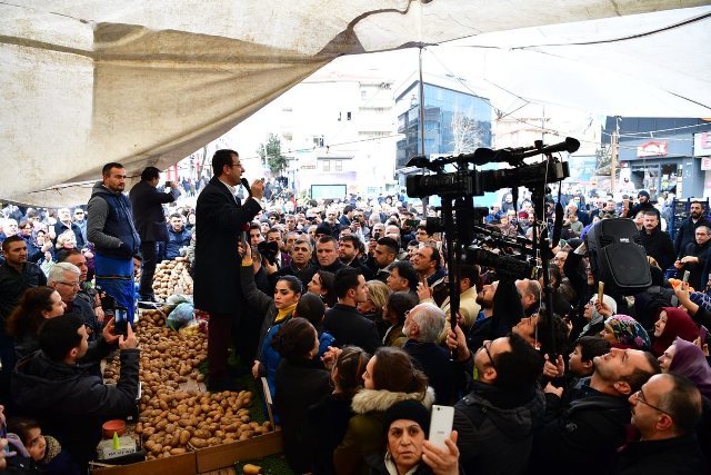 CHP'nin İstanbul Adayı Ekrem İmamoğlu pazarda patates tezgahına çıkarak yurttaşlara seslendi