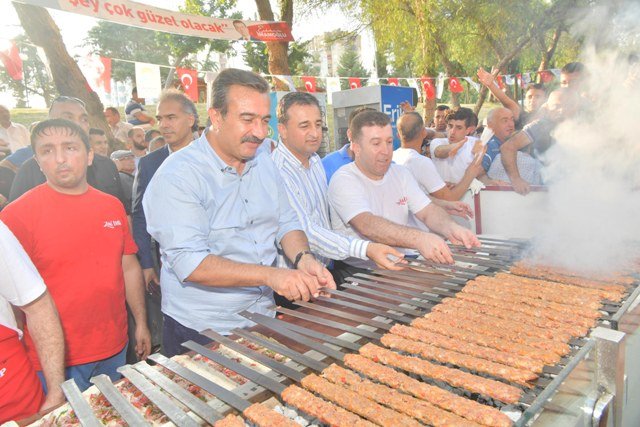 Çukurova Belediye Başkanı Çetin sözünü tuttu: İmamoğlu’nun zaferi kebap partisi ile kutlandı