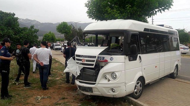 Denizli'de öğrenci servisiyle cip çarpıştı: 14 yaralı