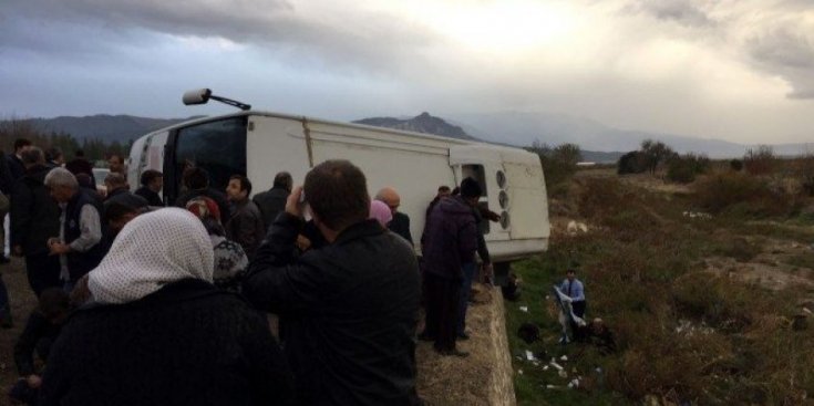 Denizli'de yolcu otobüsü devrildi: 2 ölü, 34 yaralı