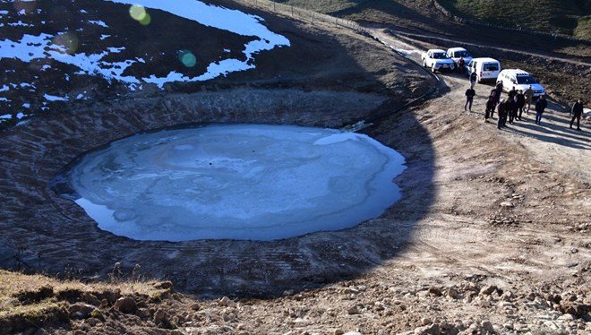 Devlet gözetiminde kurutulan Dipsiz Göl'e su verilmeye başlandı Devlet gözetiminde kurutulan Dipsiz Göl'e su verilmeye başlandı