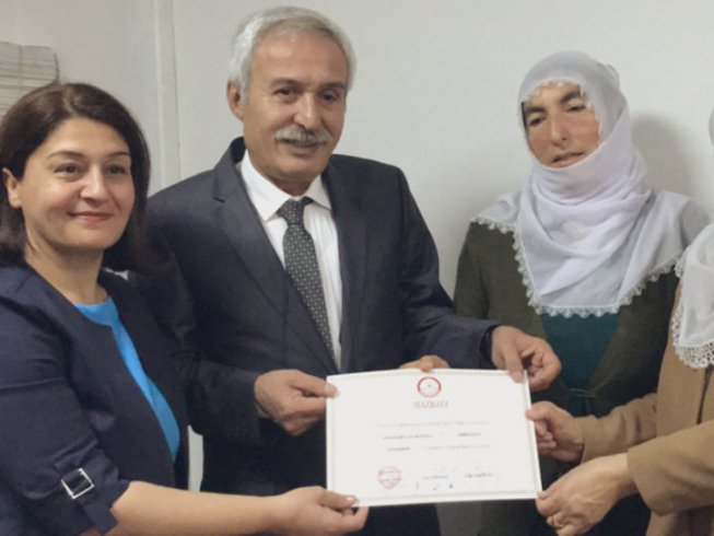 Diyarbakır Büyükşehir Belediye Başkanı Selçuk Mızraklı mazbatasını aldı