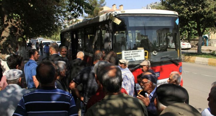 Diyarbakır'da kayyumun yönettiği belediye, hastaneye ücretsiz ulaşım sağlayan otobüsleri geri istedi
