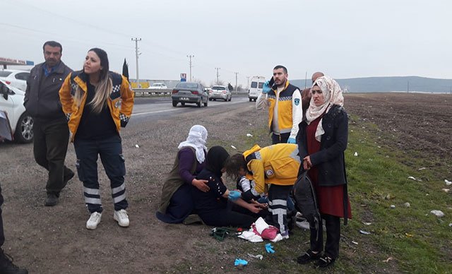 Diyarbakır'da yolcu minibüsü biçerdövere çarptı: 21 yaralı