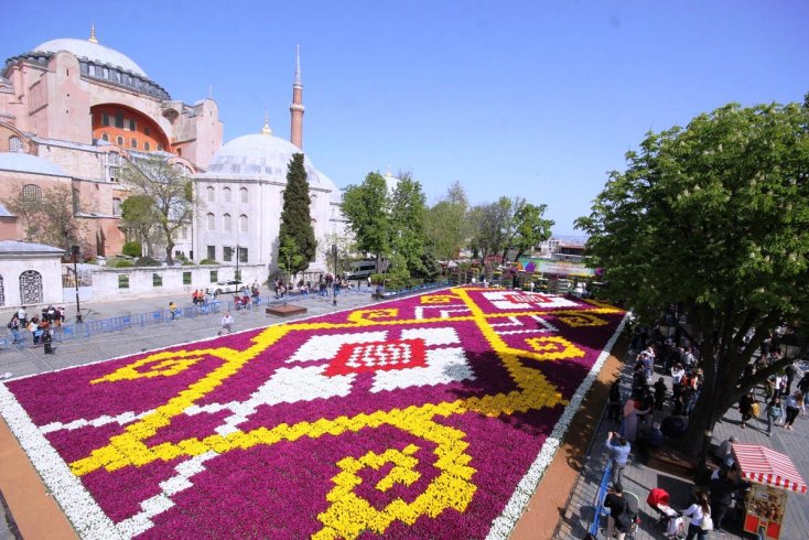 Dünyanın en büyük Lale Halısı Sultanahmet Meydanı’nda İstanbullularla buluştu