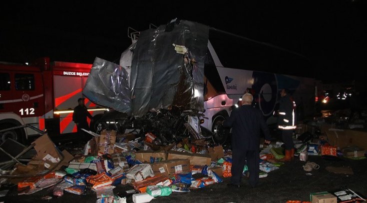 Düzce’de otobüs ile TIR çarpıştı: Çok sayıda ölü ve yaralı var