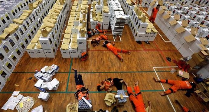 Endonezya'da seçimlerin ardından aşırı yorgunluktan hayatını kaybeden sandık görevlilerinin sayısı 500'ü aştı