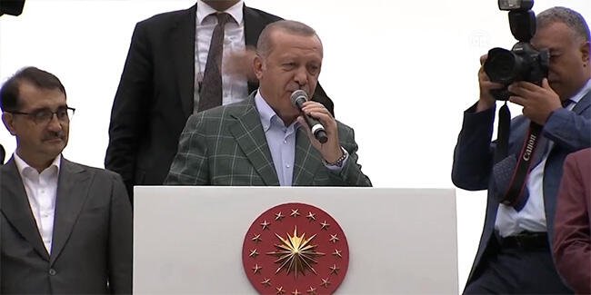 Erdoğan: Batı tehdit sallıyor, biz tehdit mehdit dinlemeyiz