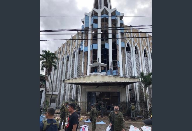 Filipinler’de kiliseye çifte saldırı: 27 ölü, 77 yaralı