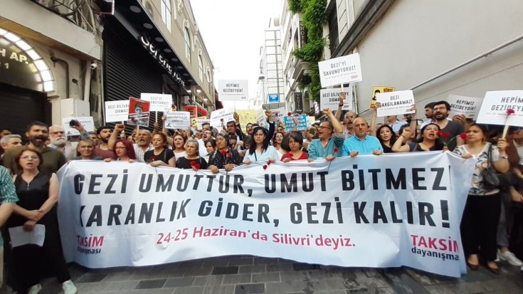 Gezi'nin 6. yılında, Gezi umuttur, umut bitmez; Karanlık gider Gezi kalır diyenler Taksim'de bir aradaydı Gezi'nin 6. yılında, Gezi umuttur, umut bitmez; Karanlık gider Gezi kalır diyenler Taksim'de bir aradaydı