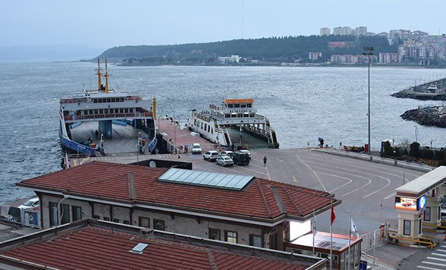 Gökçeada ve Bozcaada feribot seferlerine fırtına engeli