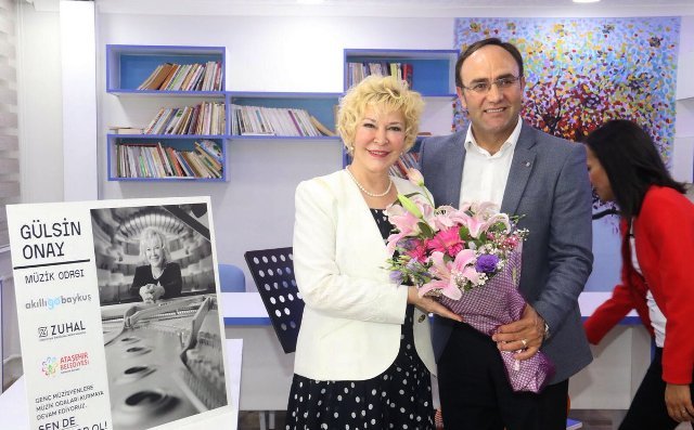 Gülsin Onay'ın adı Ataşehir'de bir ortaokuldaki müzik odasına verildi