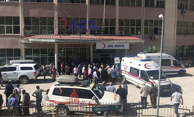 Hakkari'de öğrenci servisi şarampole yuvarlandı: 2 ölü, 4 yaralı