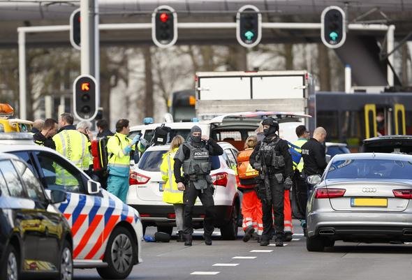 Hollanda'da Gökmen Tanış isimli kişi silahlı saldırı düzenledi: 3 kişi hayatını kaybetti, 9 kişi yaralandı Hollanda'da Gökmen Tanış isimli kişi silahlı saldırı düzenledi: 3 kişi hayatını kaybetti, 9 kişi yaralandı