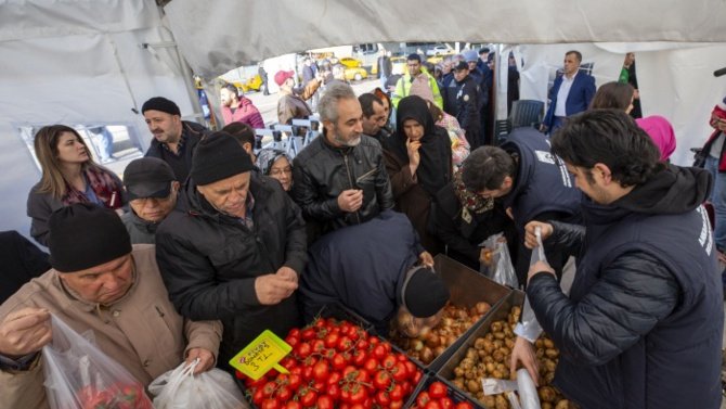 İBB: 10 günde 2 bin 894 ton sebze satıldı