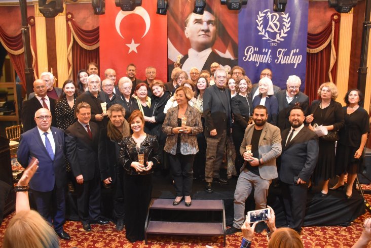 İBB Şehir Tiyatroları, İsmet Küntay Ödülleri'nde 3 ödüle layık görüldü İBB Şehir Tiyatroları, İsmet Küntay Ödülleri'nde 3 ödüle layık görüldü