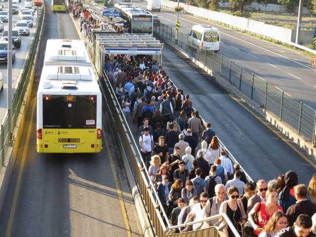 İBB'den Altunizade metrobüs durağında yaşanan yoğunluğa ilişkin açıklama