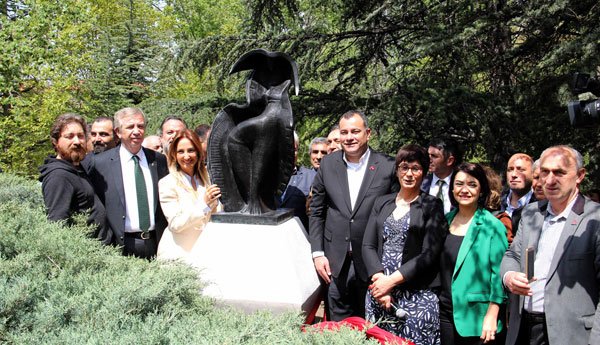 İlhan Koman heykeli 3 yıl aradan sonra yeniden Seğmenler Parkı'nda: 'Başkentimizin hafızasını her anlamda yeniden ortaya çıkaracağız'
