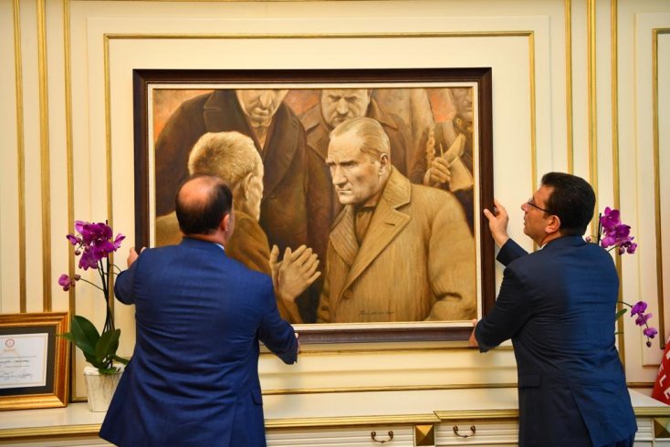 İmamoğlu, beklenen Atatürk tablosunu İBB duvarına kendi elleriyle astı