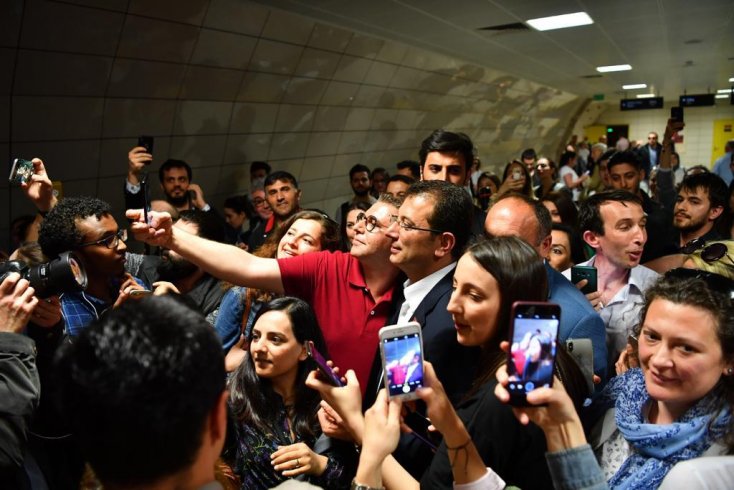 İmamoğlu Maslak metrosunda gençlerle buluştu