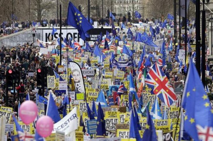 İngiltere'de dev 'Brexit'i halka bırakın' yürüyüşü