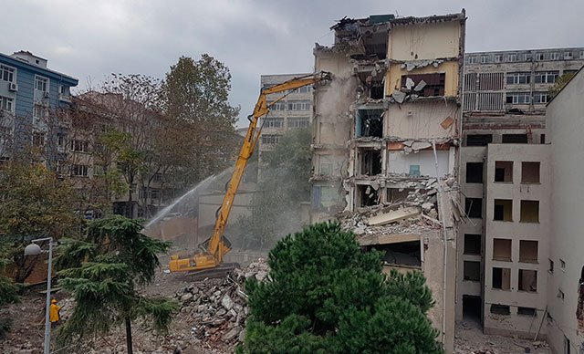 İstanbul Üniversitesi Tıp Fakültesi Diş Hekimliği binasında yıkım çalışmaları başladı